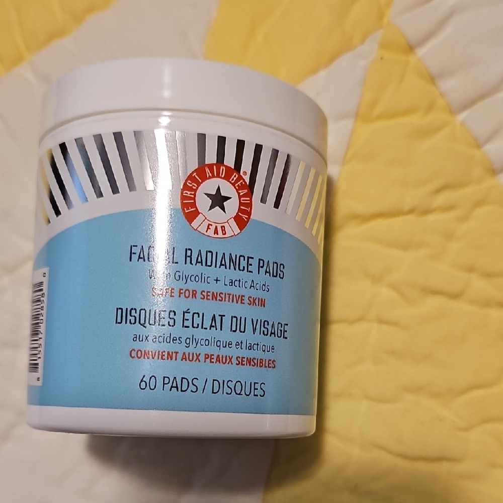First Aid Beauty Facial Radiance Pads - Blue and White